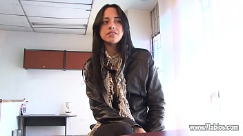 Primer casting porno de una actriz flaca que trabaja en una webcam